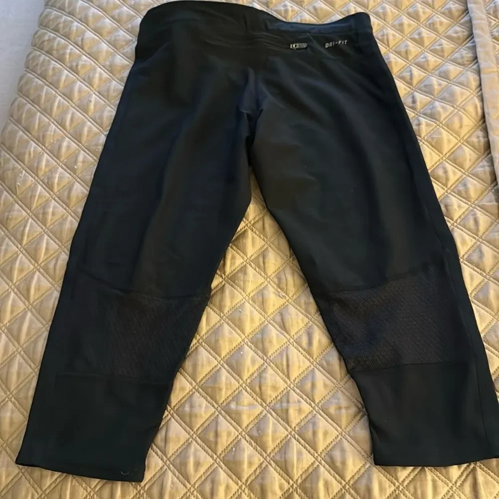 NWT Nike Dri-FIT Women’s Stay Warm Running Capri Leggings in Black. Size Small.